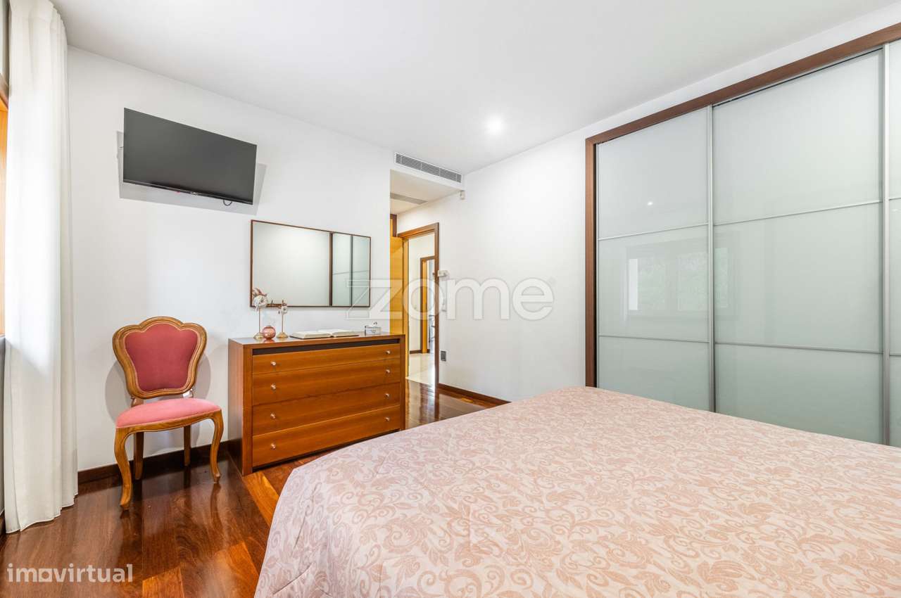 Moradia T3 c/Suítes e Piscina na Quinta das Luzes-21