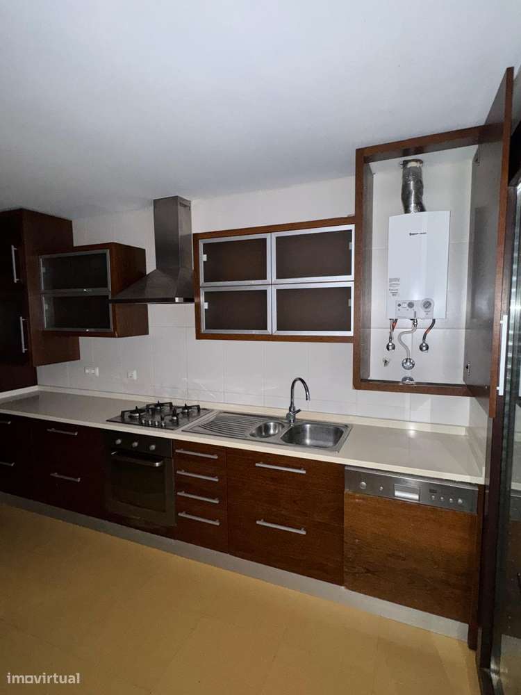 Imóvel de banco :T4 com varanda, garagem em Torres Vedras-32