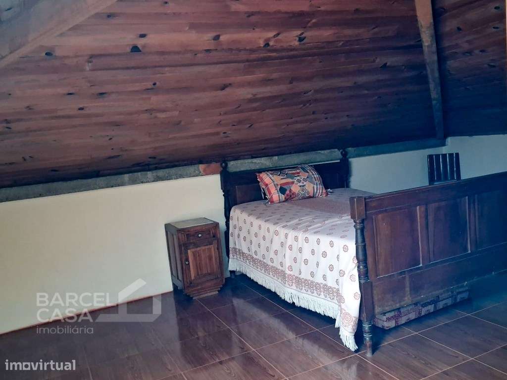 Oportunidade em Mujães: Moradia Térrea T3 com Potencial-12