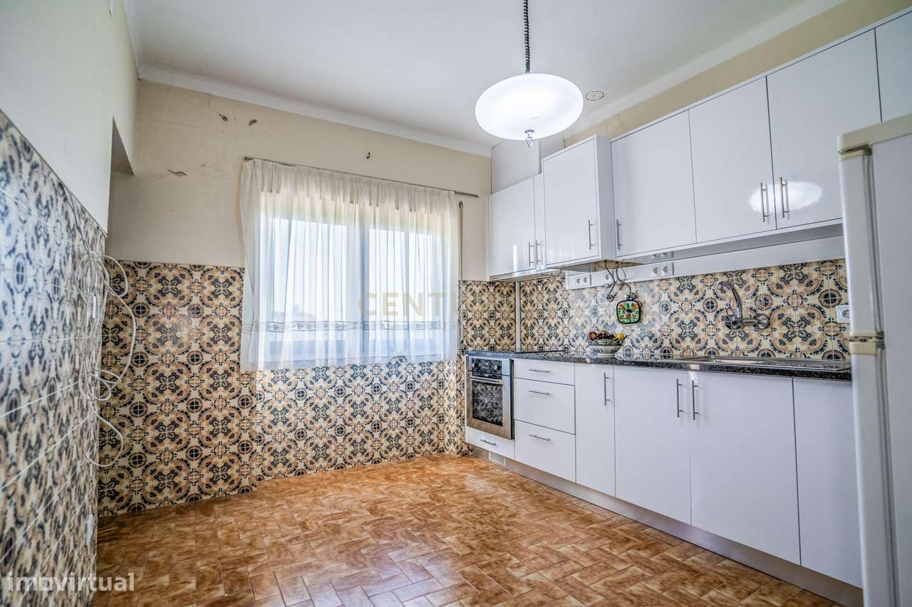 Moradia Bifamiliar com 2 Armazéns de Grande Dimensão-10