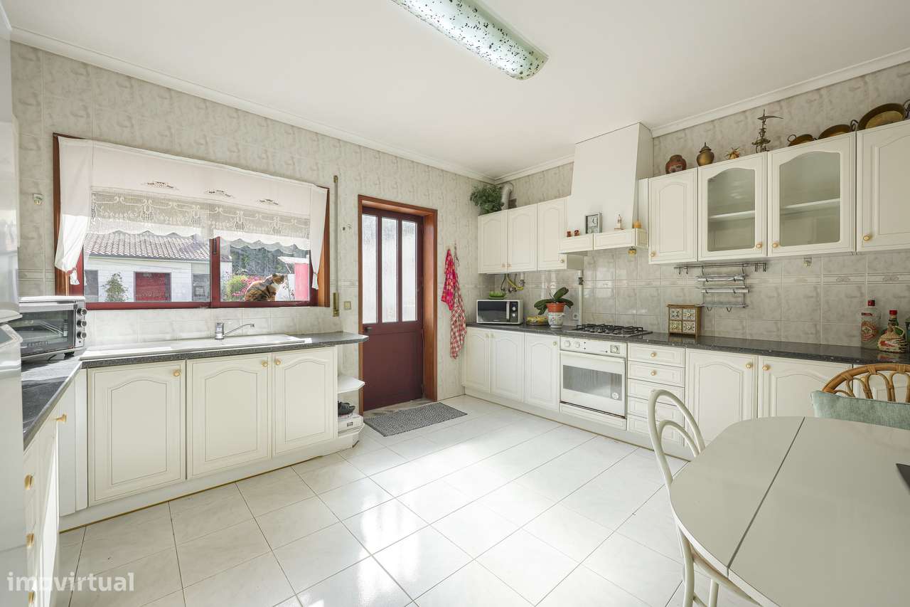 Oportunidade - Moradia T4 com anexos, garagem fechada e jardim-8