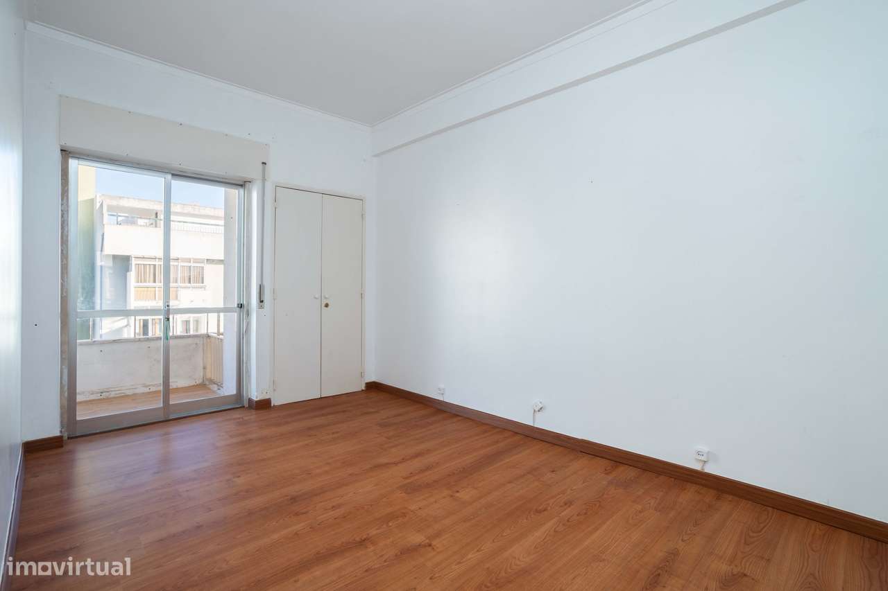 Oeiras, Apartamento T2 – Potencial para Criar e Renovar ao Seu Gosto!-12