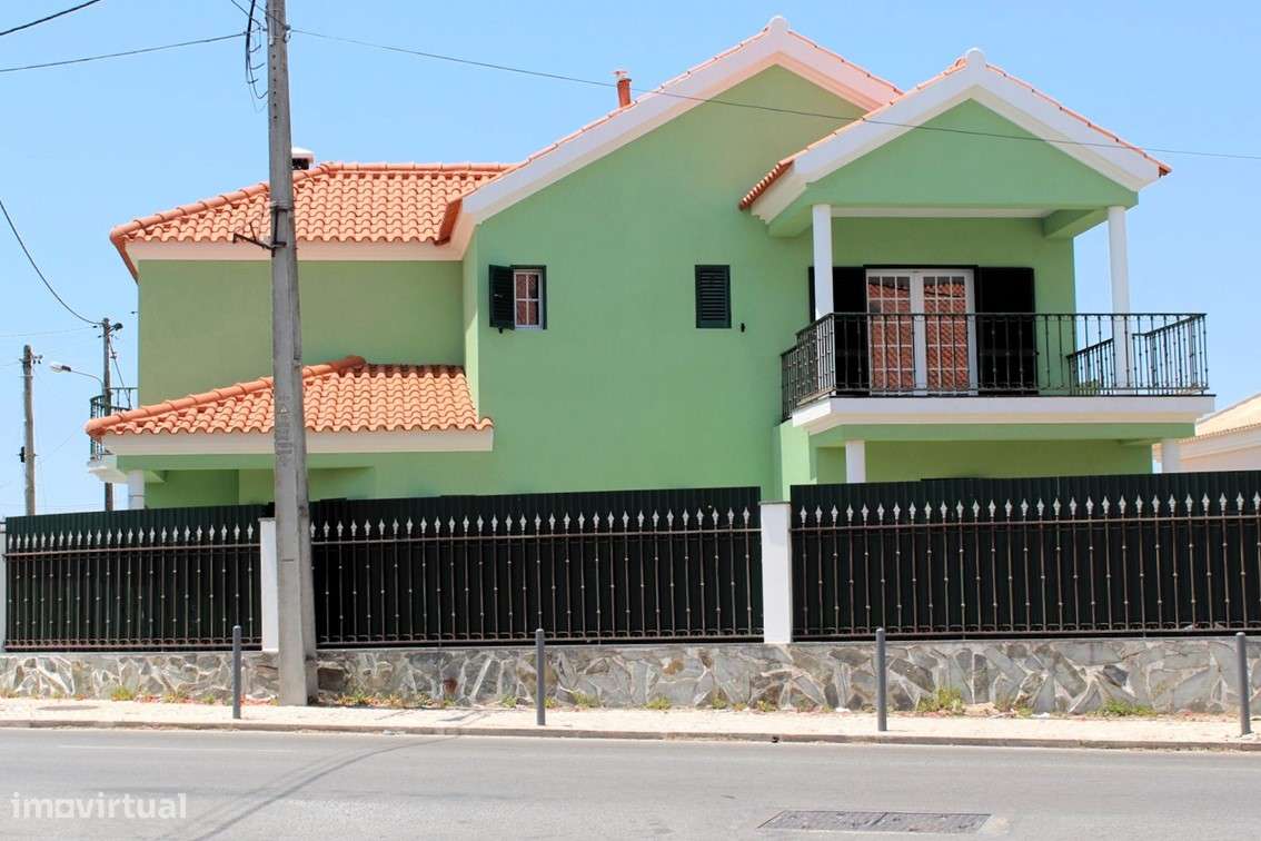 Moradia de Gaveto / 5 Assoalhadas / Charneca da Caparica-3
