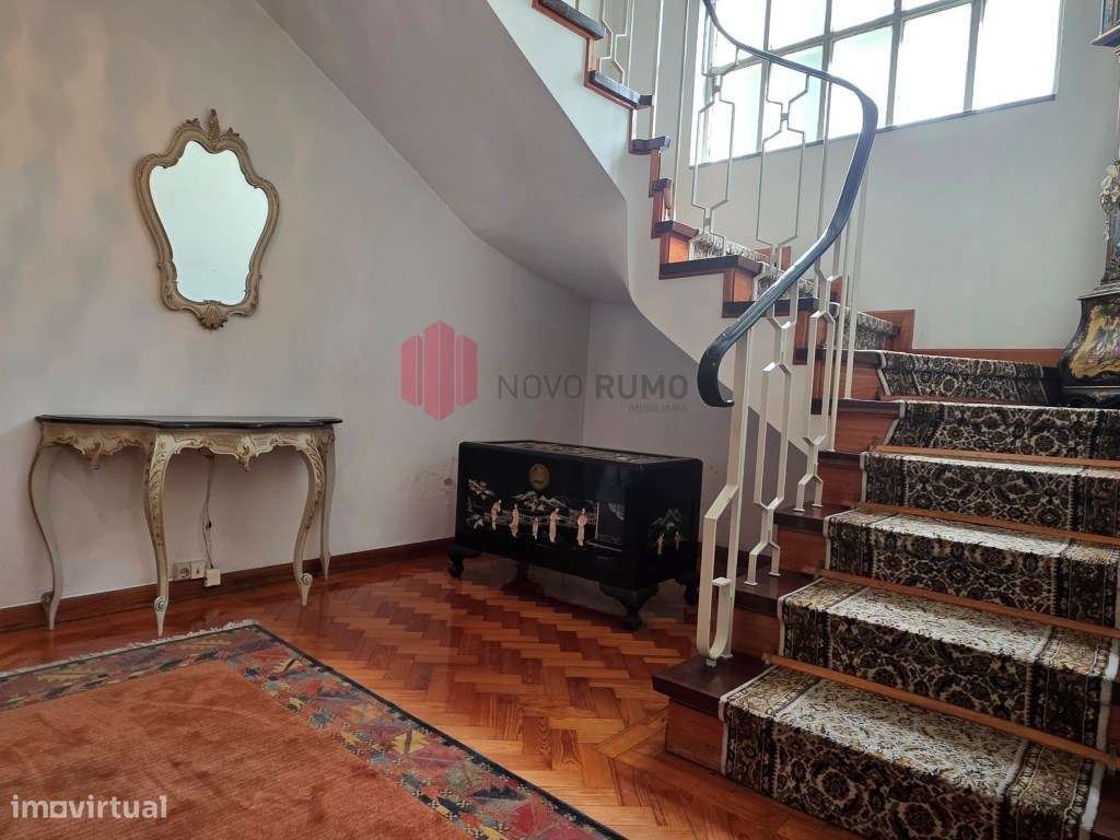 Moradia T6 de 4 frentes em Nogueira da Maia Excelente estado, áreas...-18