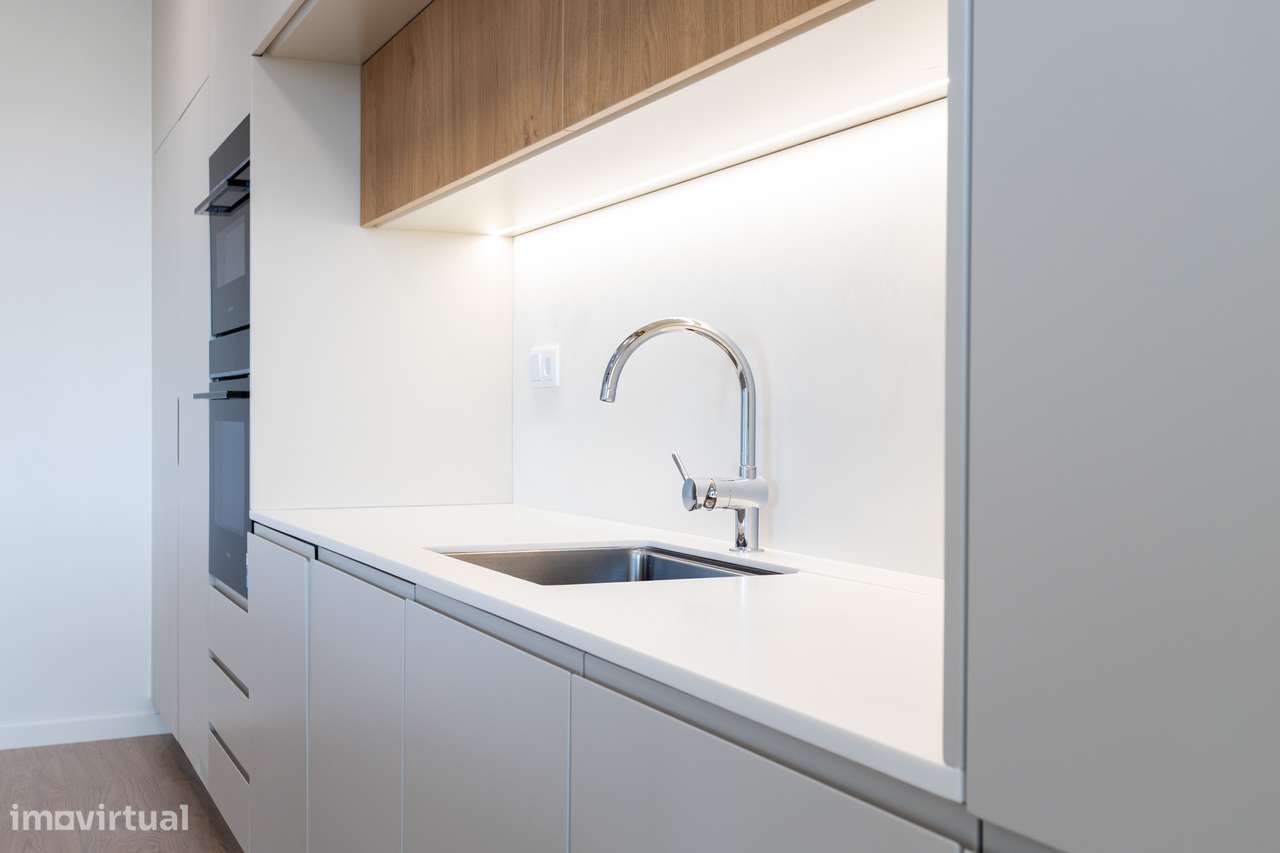 Apartamento T3 Novo a Estrear | 3 Suites | Vista Rio | Garagem Box | C-12
