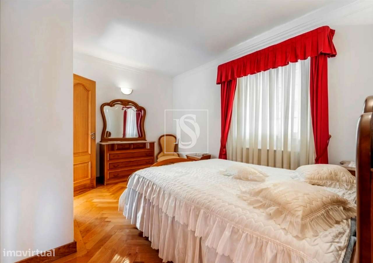 Moradia Independente T6 com 6 suítes e Piscina-27