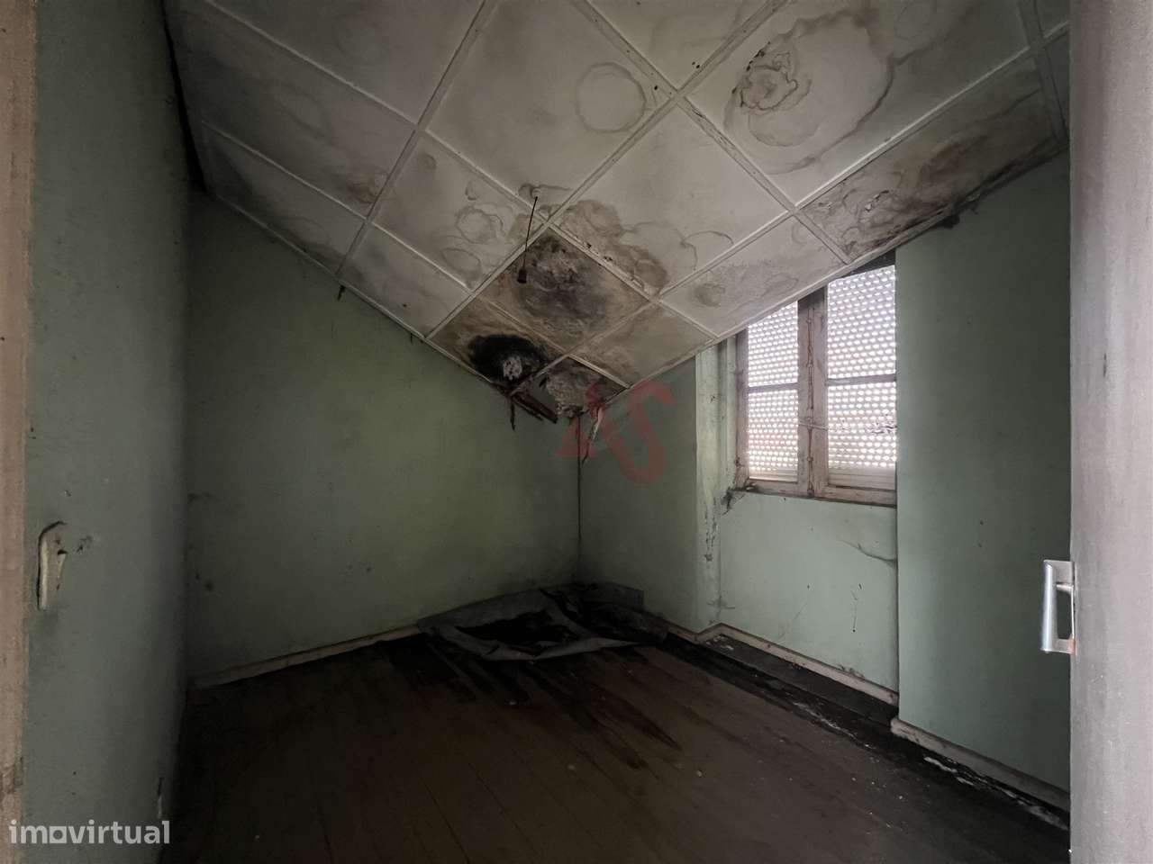 Moradias para Restauro com Terreno de 1.682 m² | Raimonda, Paços de Fe-9