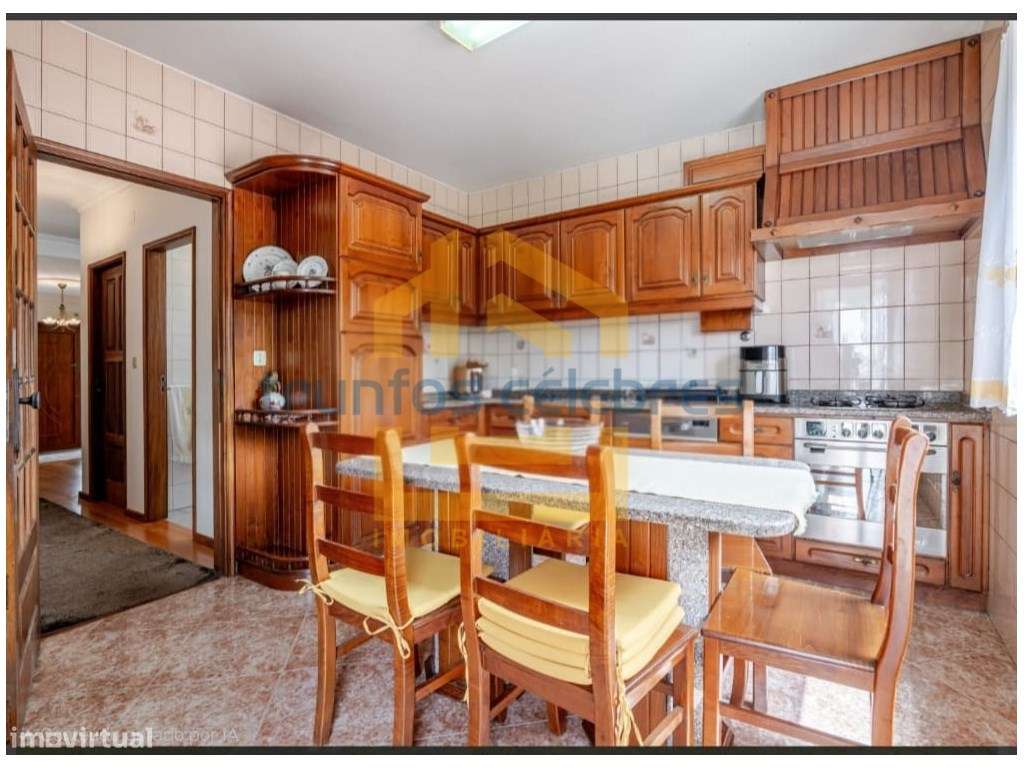 Moradia T4 de 4 Frentes Renovada inserida num lote de 1450m2 | Laún...-9