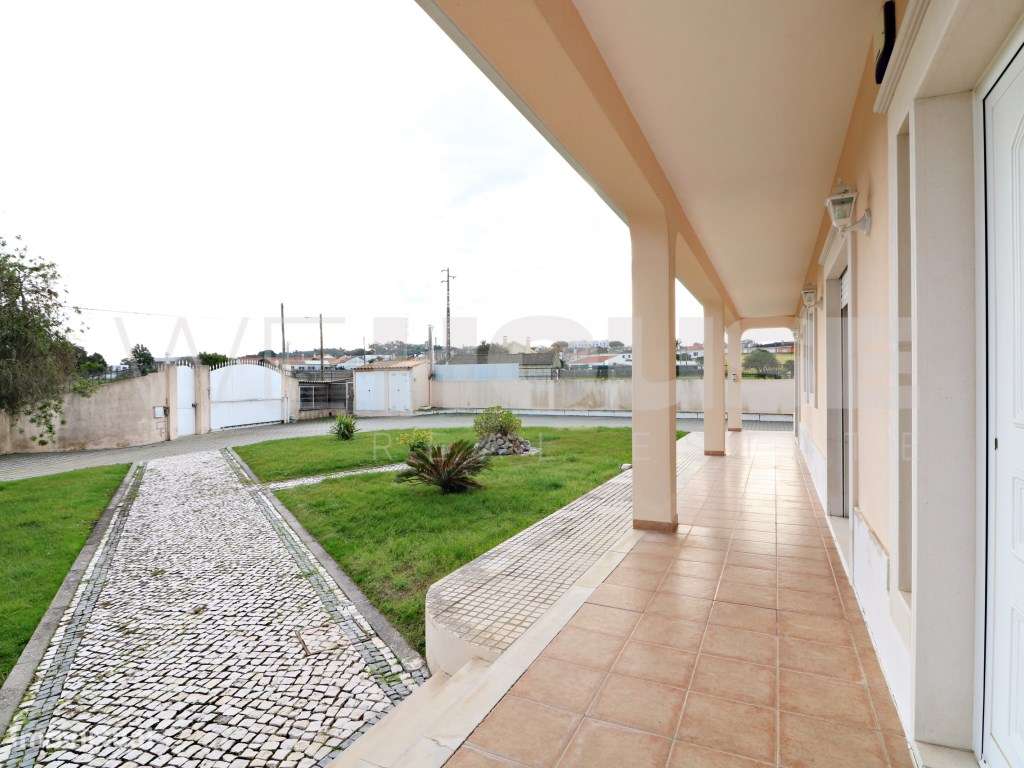 Moradia T4 com 280 m2, inserida em terreno com 2500 m2 em Palmela-30