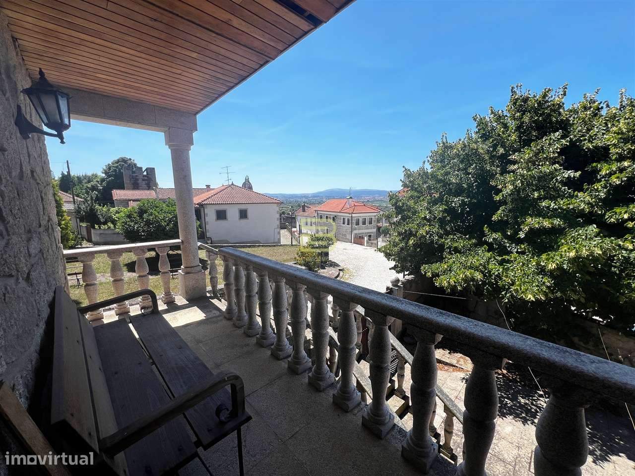 Localizada na aldeia de Santo Estevão, esta encantadora moradia de tip - Grande imagem: 4/23