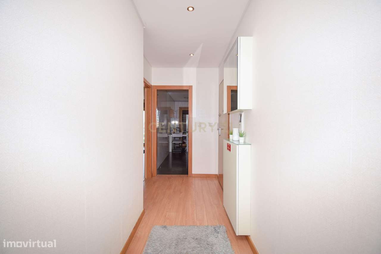 Apartamento T3 com Áreas Generosas e Vista Desafogada-14