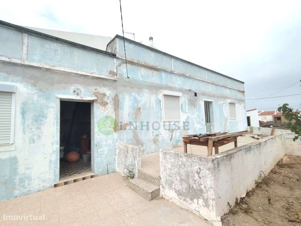 Moradia térrea T2 em remodelação com garagem, pátios e horta, Odele...-5