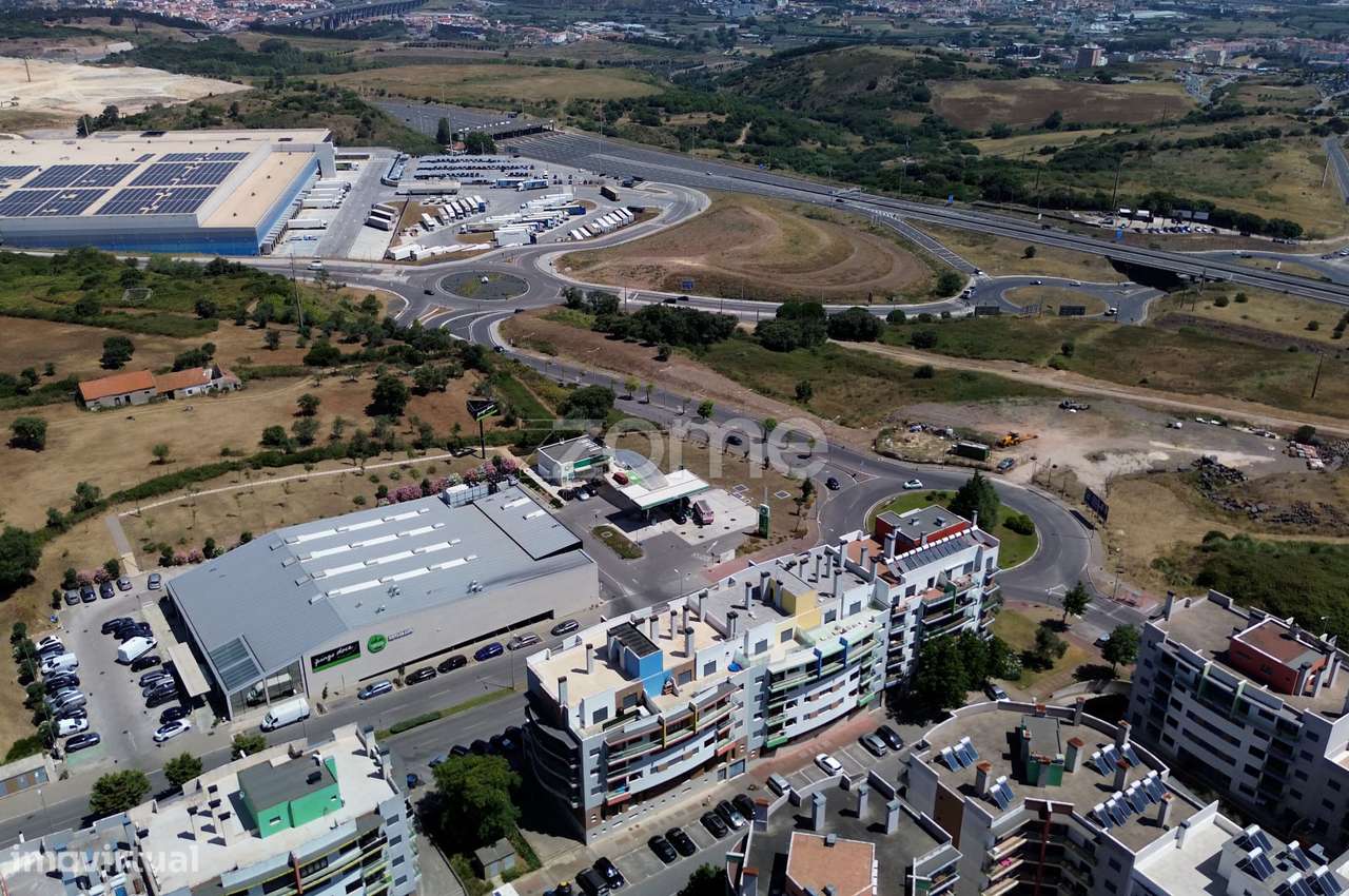 T2 de Excelência no Jardim da Amoreira com Box e Arrecadação-41