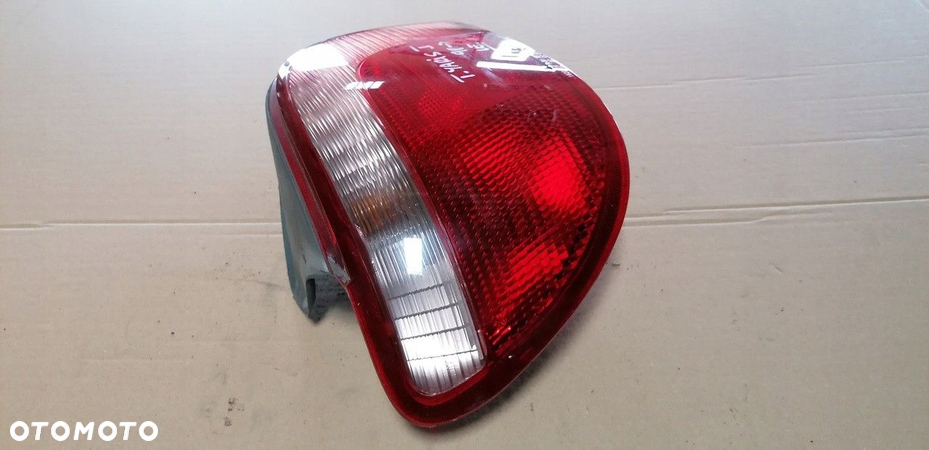 Toyota Yaris I 99-03 lampa tylna lewa - 2