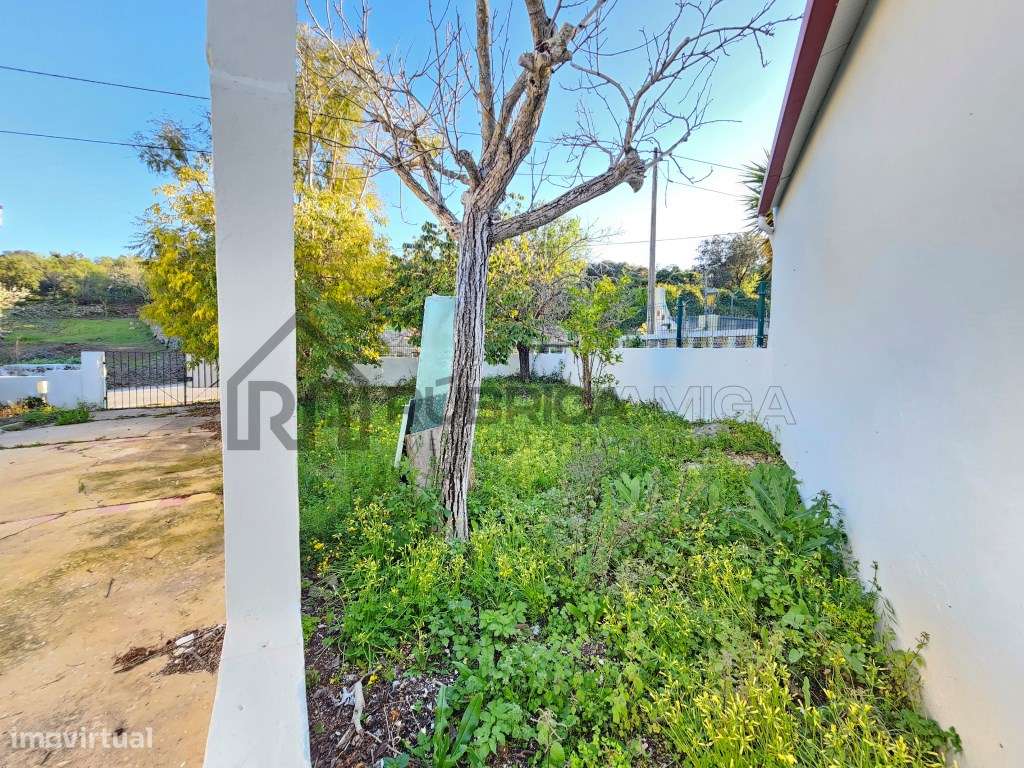 Moradia V3 renovada, com logradouro e anexo-22