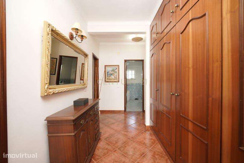 Espetacular Moradia em Setúbal com Jardim e Garagem-10