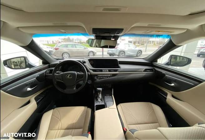 Lexus Seria ES 300h 2.5 TNGA HV 25H- 4X2 CVT Luxury - 5