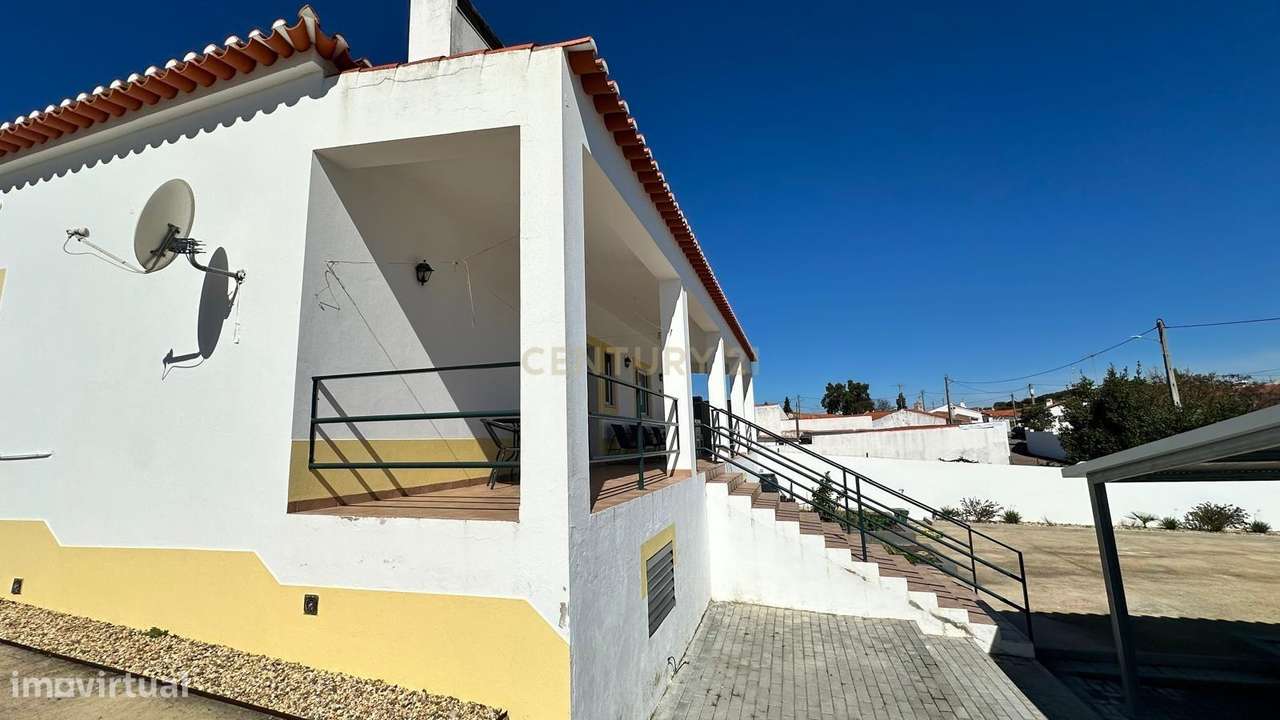 MORADIA  T4 BASTANTE ATRATIVA , ESPAÇOSA E COM MUITA LUZ NATURAL EM A-27