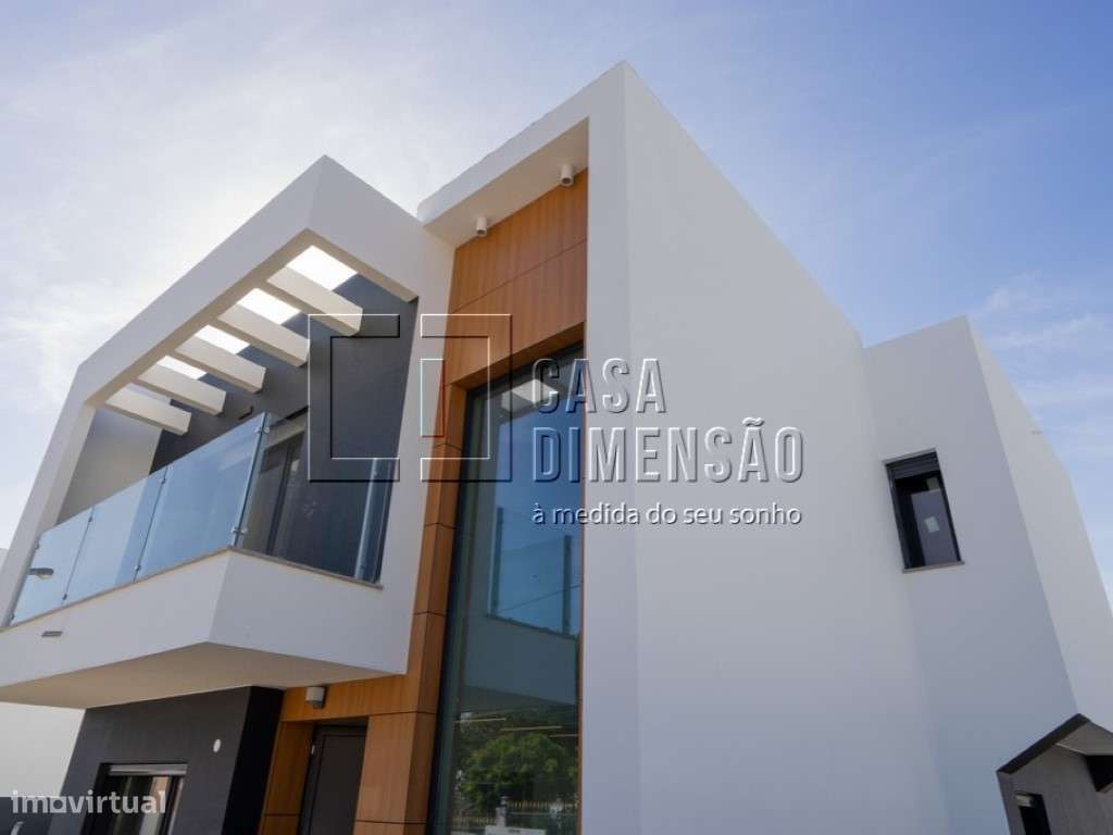 Moradia isolada de tipologia T4 localizada na zona da Charneca da C...-57