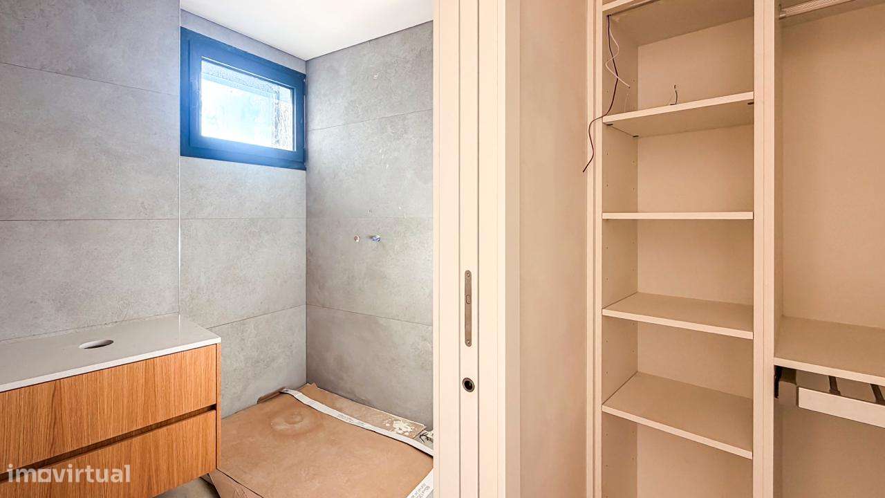 MORADIA NOVA - Com PISCINA  e  JARDIM .-20