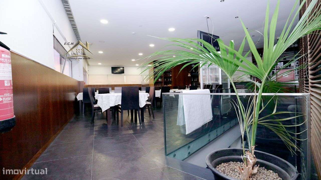 Restaurante "Castelo da Maia" Localizado em Zona Industrial,-27