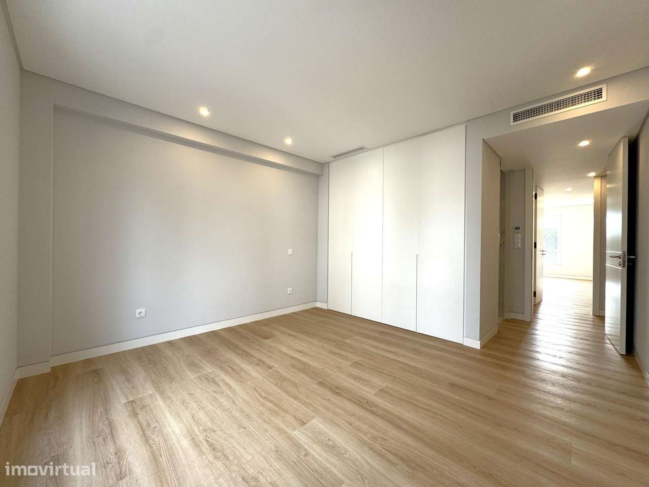 Apartamento T3 novo com estacionamento no centro de Carcavelos-35