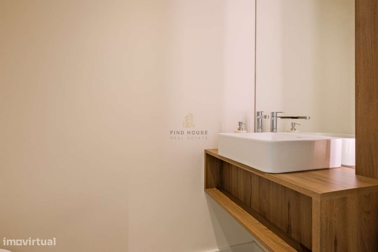 Apartamento T3 em condomínio privado, com terraços e garagem, no Prínc-26