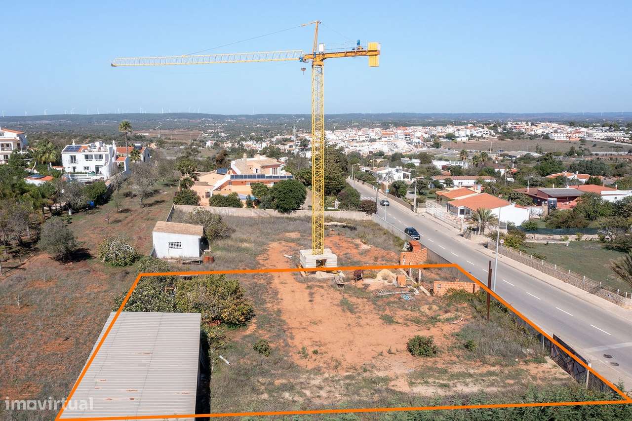TERRENO URBANO COM PROJECTO APROVADO PARA VENDA NA PRAIA DA LUZ - Grande imagem: 2/4