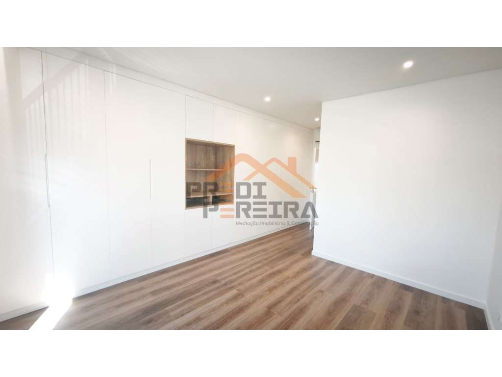 Situado em Caneças, apartamento T4 com duas suites, uma box e um pa...-23