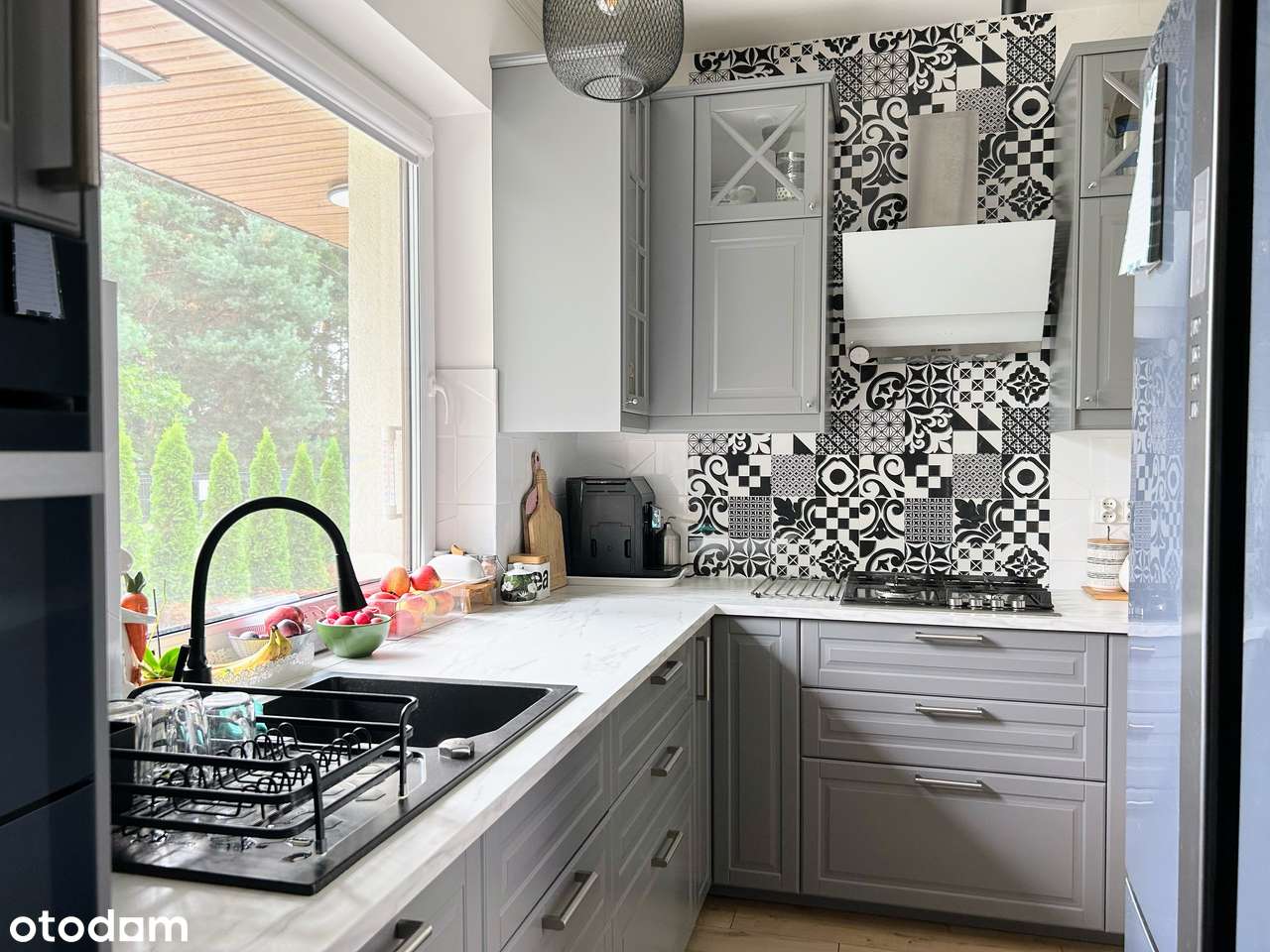 Nowoczesny dom z garażem i zadbanym ogrodem w podmiejskiej okolicy-2