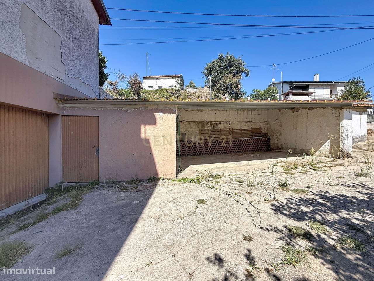 Moradia Espaçosa com 5 Quartos, Garagem Dupla e Vistas Deslumbrantes s-47