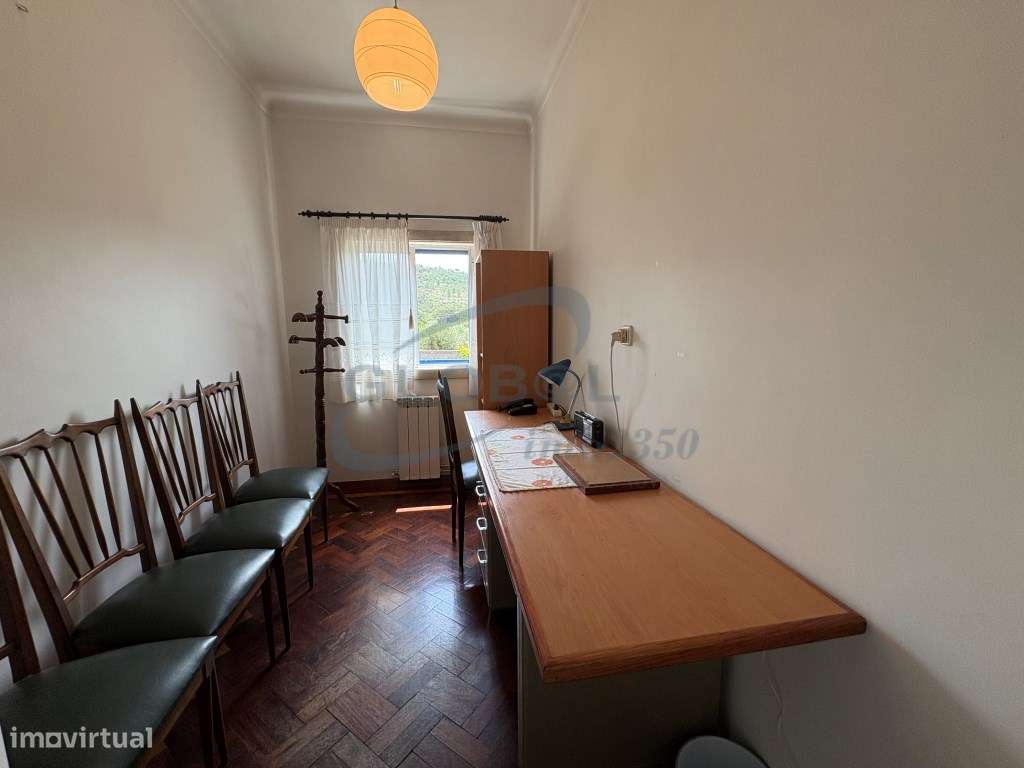 Moradia T5 com Grande Terreno Plano, Garagem, Anexos e Elevado Pote...-11