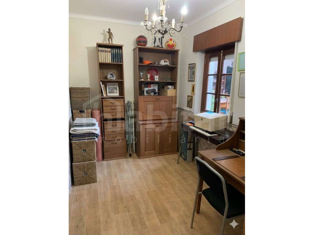 Moradia T5 + 2 C/ Quintal e Sótão-9