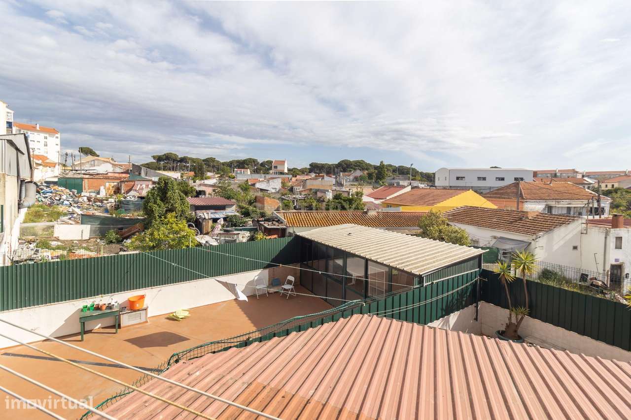 Magnifico T2, no Laranjeiro, perto do Alfeite, construção de 2002, pré-20