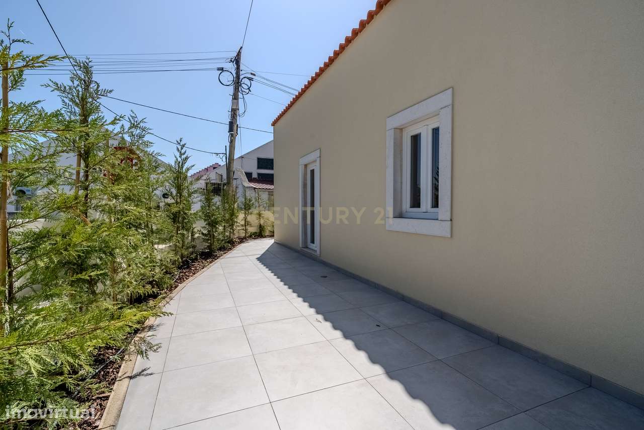 Moradia Térrea T4 totalmente renovada, com piscina, espaço exterior e-28