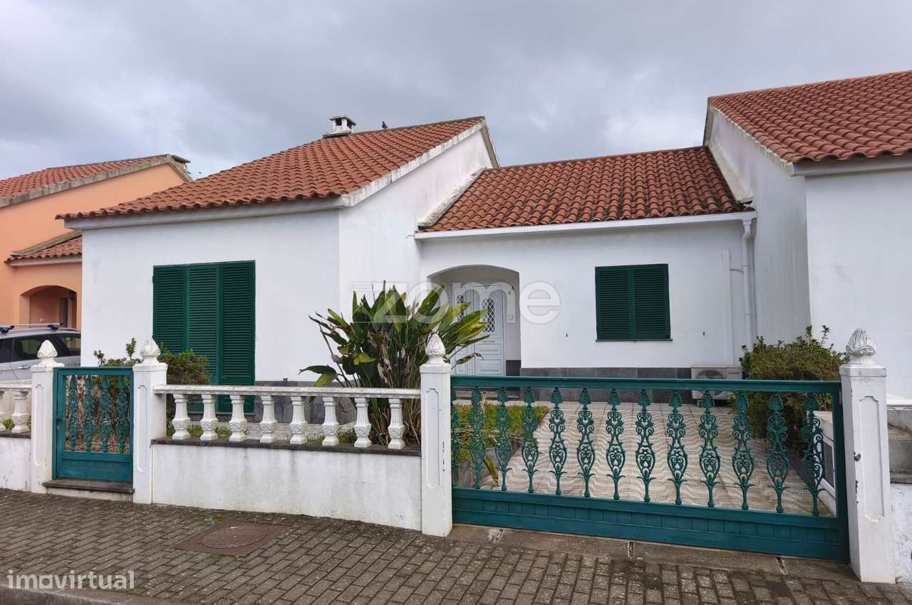 Moradia T2+1 com sótão aproveitado e vista mar - Pico da Pedra - Grande imagem: 2/27