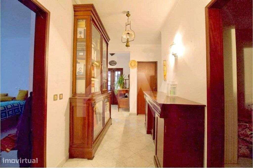 Moradia com 3 pisos mais T1 no exterior. Localização com vista para o - Grande imagem: 5/35