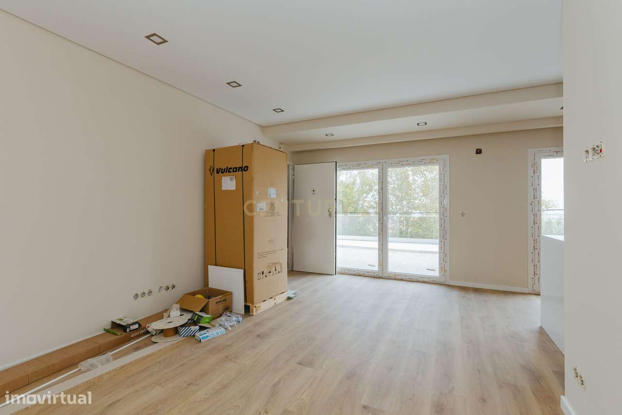Apartamento T2 Novo com Vista Panorâmica em Loures-23