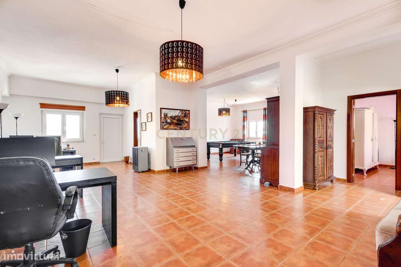 ✨ Moradia T6 com Grande Potencial em Porto Salvo | Terreno de 414.60 m - Grande imagem: 2/60