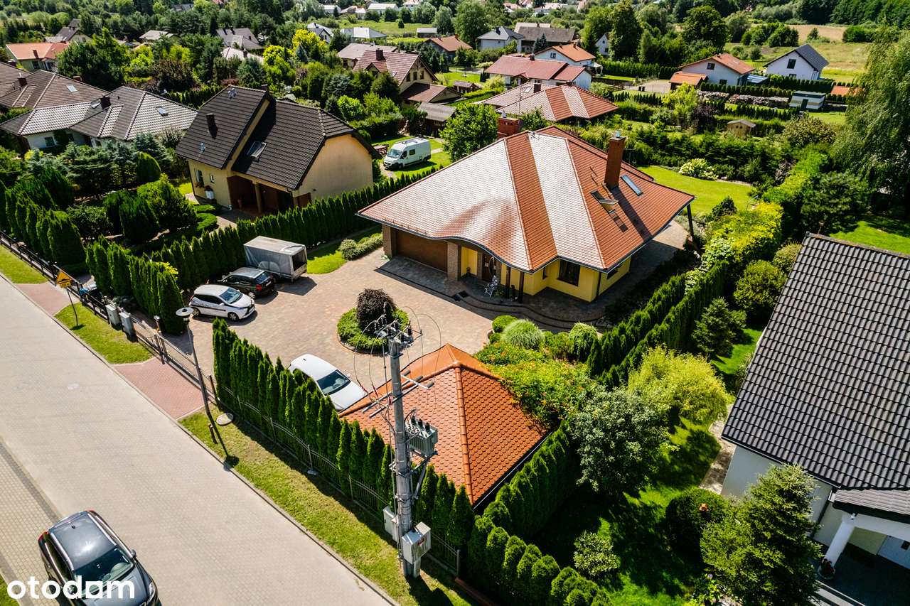 Wolnostojący dom z użytkowym poddaszem i ogrodem-1