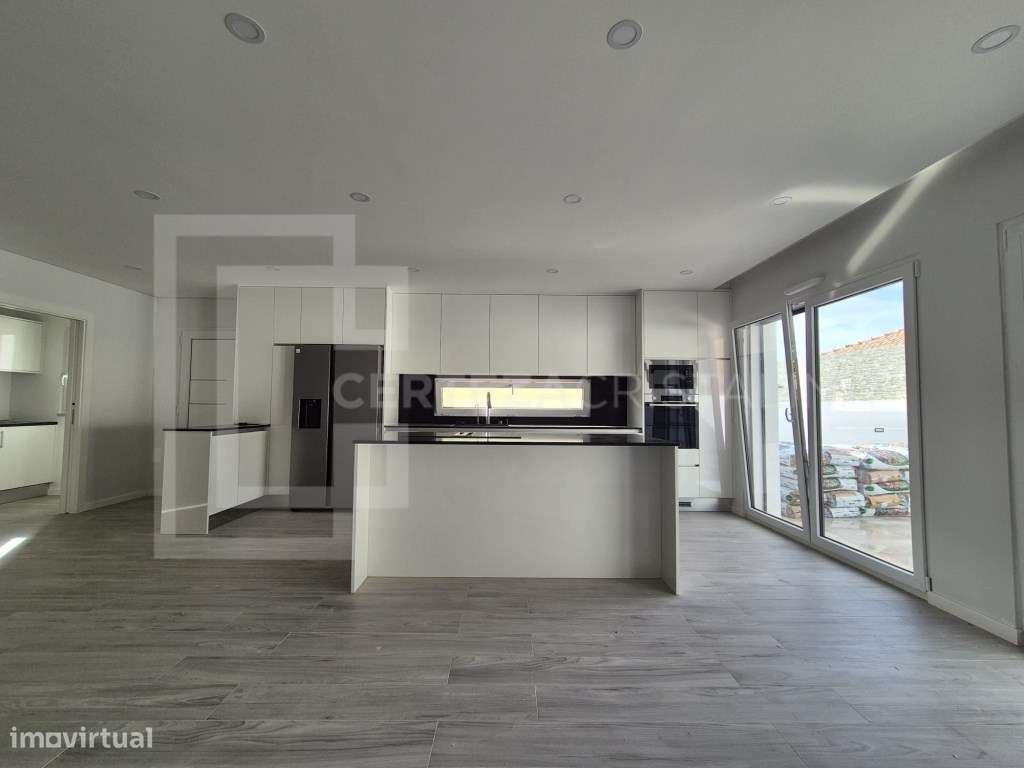 MORADIA CONTEMPORÂNEA COM PISCINA PRIVADA E GARAGEM-18