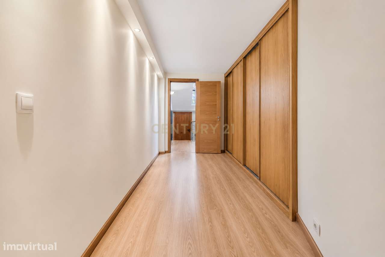 Moradia Isolada T5 com Piscina | 2 Suites | Garagem Box | Lote 585m2 |-10