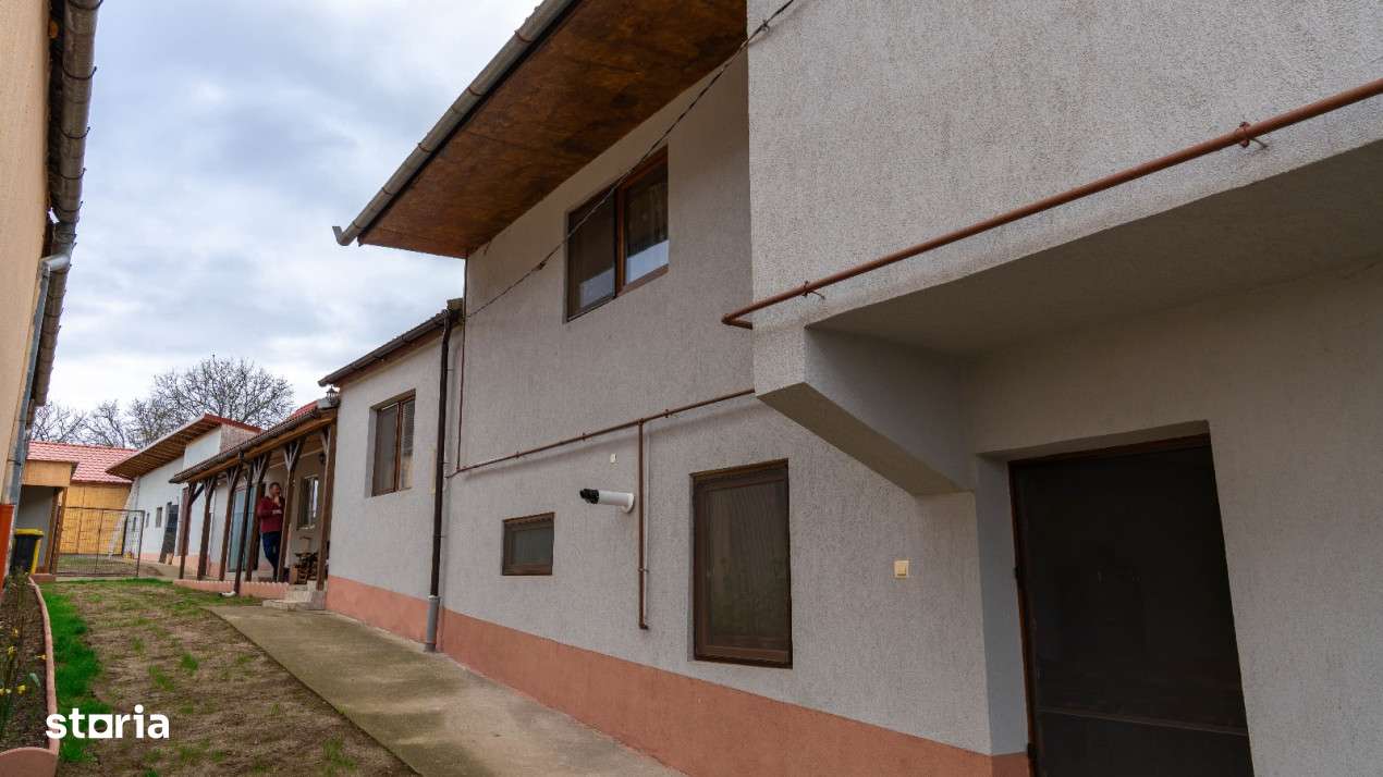 Casa cu 6 camere suprafata 220mp si teren 1700mp spre vanzare in Rosia - Imagine principală: 2/19