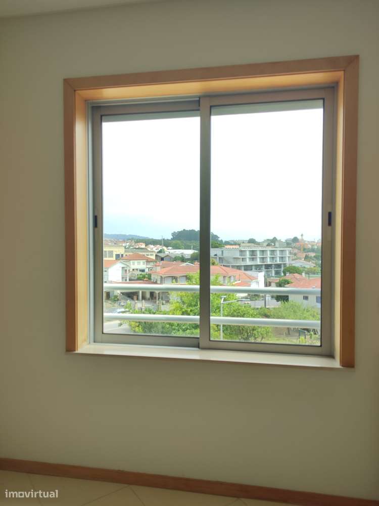 T1 com boas áreas, garagem fechada junto ao ALDI-16