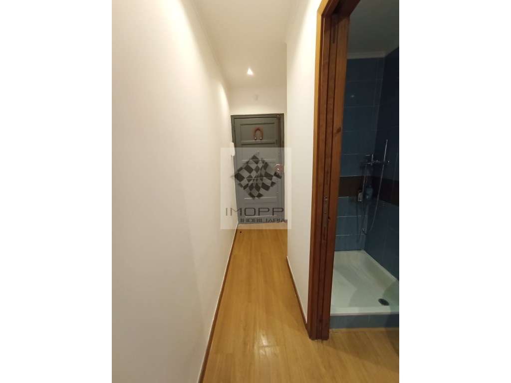 Espetacular T1 remodelado com logradouro em Benfica-22