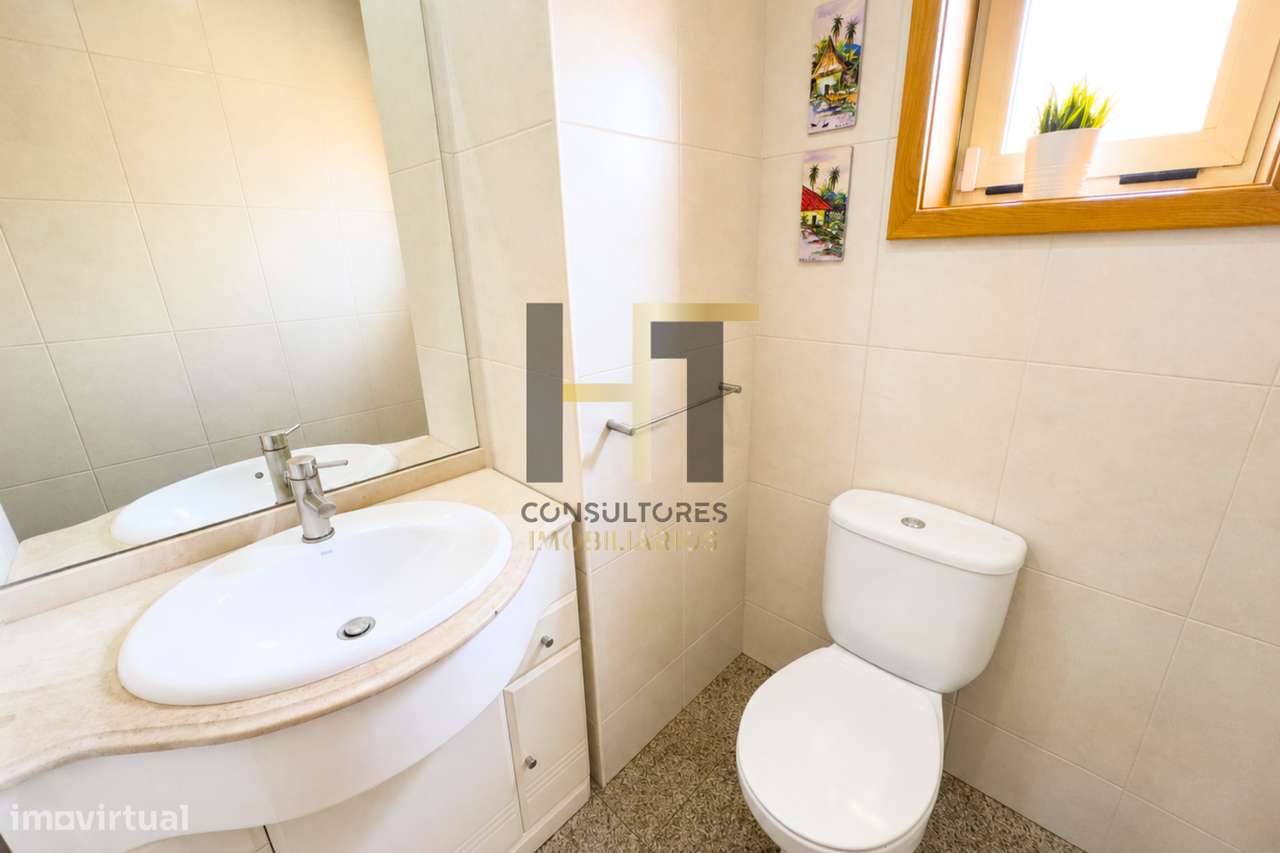 Moradia T3 | 4 Frentes | Piscina, Suite c/ Closet, Garagem 3 Carros |-8
