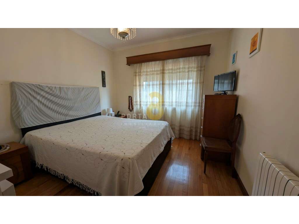 Moradia de 4 Frentes | 320 m² de Construção | Terreno com 496 m² | ...-9