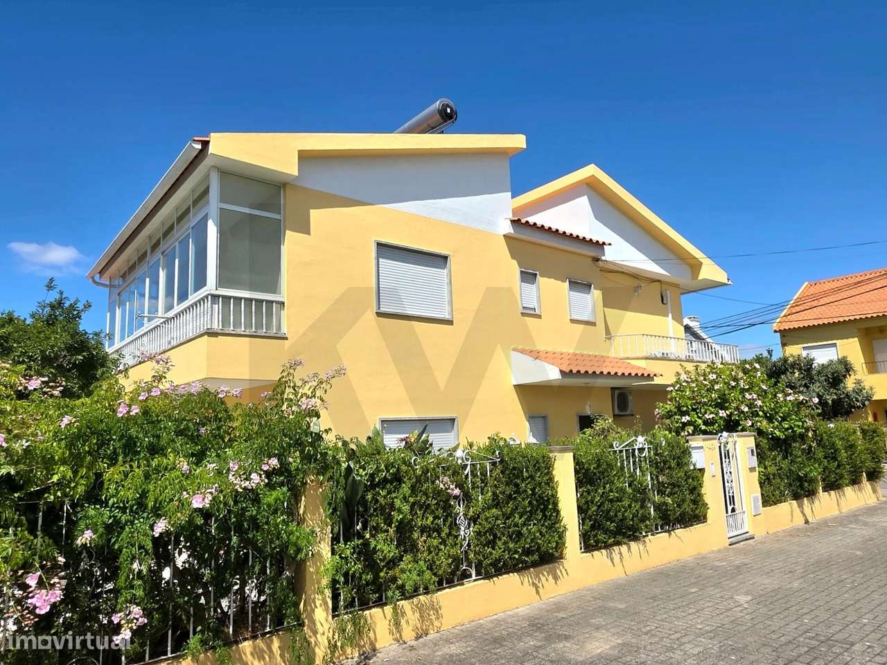 Moradia com 4 quartos, espaço exterior e garagem cheia de luminosidade - Grande imagem: 4/52