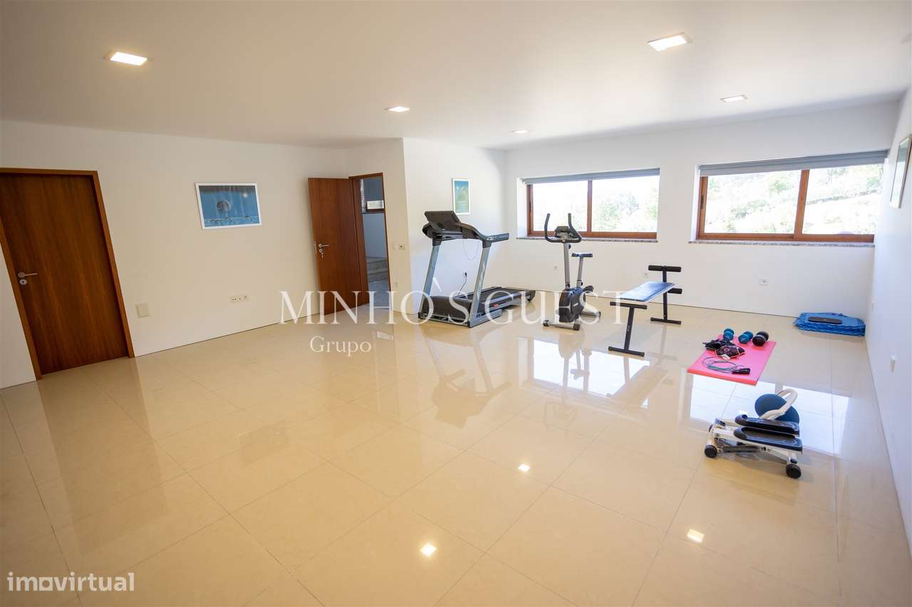 Moradia V4 de Luxo (650m2) Implantada em Terreno de 12500m2 - Souto, G-23