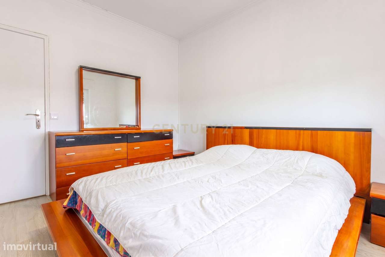 Excelente Apartamento de 4 Assoalhadas com Terraço e Sótão Independent-14